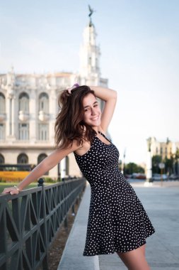 Eski Havana'da güzel Latin kız