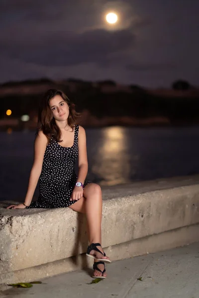 Retrato Una Hermosa Chica Romántica Con Luna Brillando Océano — Foto de Stock