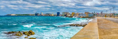 Panoramik Havana manzarası ve fırtınalı okyanus ile ikonik Malecón set
