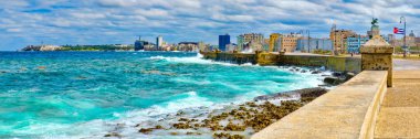 Panoramik Havana manzarası ve fırtınalı okyanus ile ikonik Malecón set