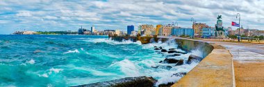 Panoramik Havana manzarası ve fırtınalı okyanus ile ikonik Malecón set