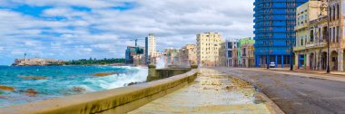 Panoramik Havana manzarası ve fırtınalı okyanus ile ikonik Malecón set