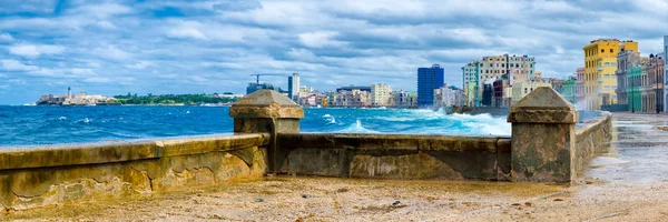 Vista Panorámica Del Horizonte Habanero Del Emblemático Malecón Con Océano —  Fotos de Stock