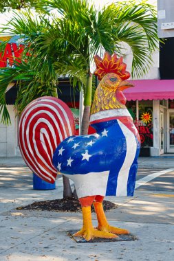 Ünlü 8 Street küçük Havana'da, Miami Küba ve Amerikan bayrakları ile horoz