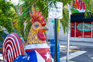 Ünlü 8 Caddesi'nde Miami küçük Havana Küba ve Amerikan bayrakları görüntüleme horoz figürü ile