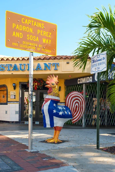 在迈阿密小哈瓦那著名的第8街 挂着古巴国旗和美国国旗的公鸡 — 图库照片