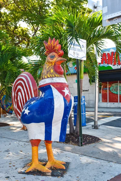 Ünlü 8 Caddesi'nde Miami küçük Havana Küba ve Amerikan bayrakları görüntüleme horoz figürü ile