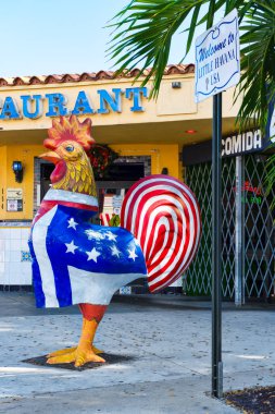 Ünlü 8 Caddesi'nde Miami küçük Havana Küba ve Amerikan bayrakları görüntüleme horoz figürü ile
