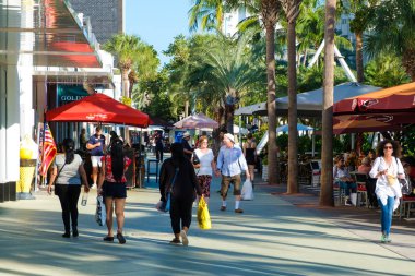 Miami Beach, Amerika Birleşik Devletleri - Aralık 3,2018: Lincoln Road, bir dünya ünlü alışveriş ve Miami Beach'de mesire yemek