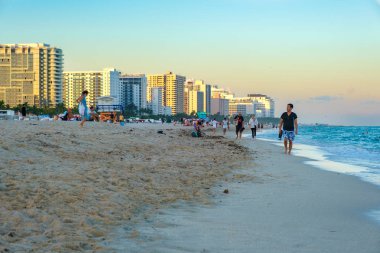Miami Beach, Amerika Birleşik Devletleri - Aralık 3,2018: South Beach Miami Beach siluetinin manzarasına sahip gün batımında