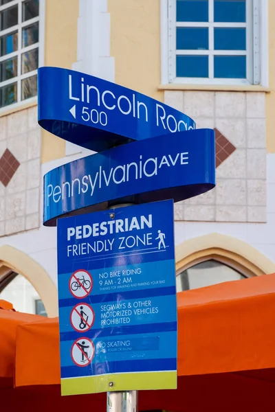 リンカーン ロード 世界の有名なショッピング ダイニングで マイアミ ビーチの遊歩道で道路標識 — ストック写真