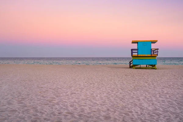 迈阿密南滩著名救生员塔 美丽的日落天空 — 图库照片