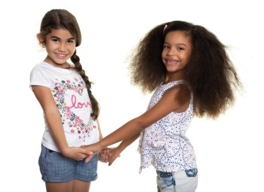 Şirin İspanyol ve Afrikalı-Amerikalı küçük kızlar üzerinde beyaz izole - elele