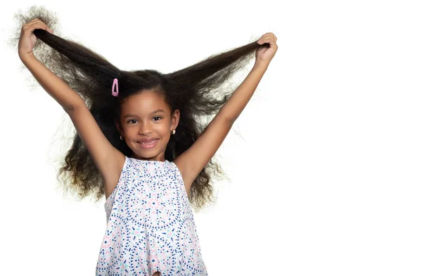 Aranyos Afro Amerikai Kis Lány Játszik Vele Hosszú Göndör Haja — Stock Fotó