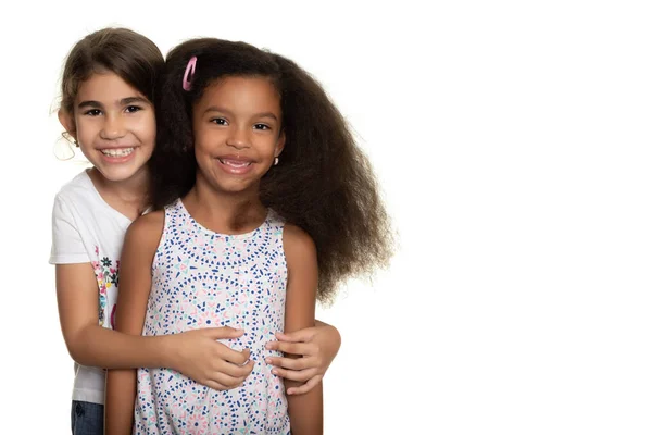 Carino Ispanico Afro Americano Bambine Abbracciate Con Sorriso Isolato Bianco — Foto Stock