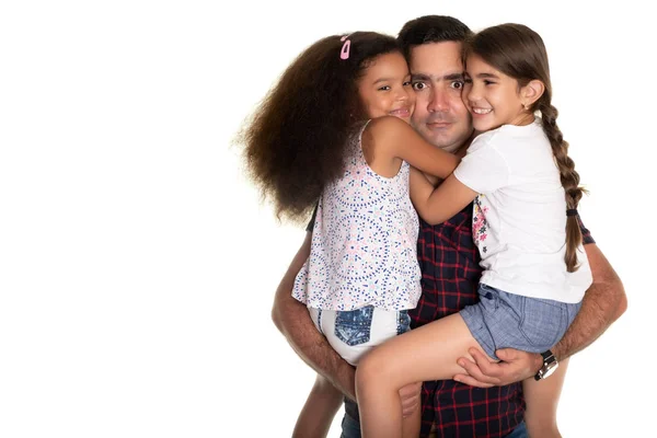 Многорасовая Семья Латиноамериканец Отец Смешным Выражением Обнимает Двух Своих Дочерей — стоковое фото