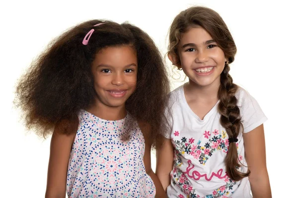 かわいいヒスパニックおよびアフリカ系アメリカ人の小さな女の子一緒に立ち 笑みを浮かべて 白で隔離 — ストック写真