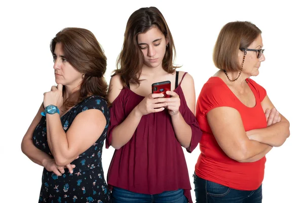 电话上瘾的少女与她愤怒的母亲和祖母看起来很担心 孤立的白色 — 图库照片