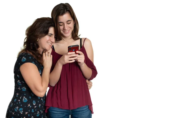 Ispanico Adolescente Ragazza Sua Affettuosa Madre Guardando Uno Smartphone Sorridente — Foto Stock