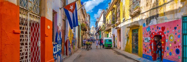 Panoramic Urban Scene Cuban Flag Colorful Street Old Havana — Stock Photo, Image