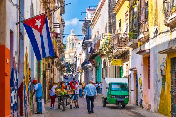 Pouliční Scéna Kubánskou Vlajku Barevné Ulici Old Havana Výhledem Prezidentský — Stock fotografie