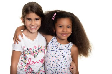 İspanyol ve sarılma - beyaz izole Afro-Amerikan küçük kızlar