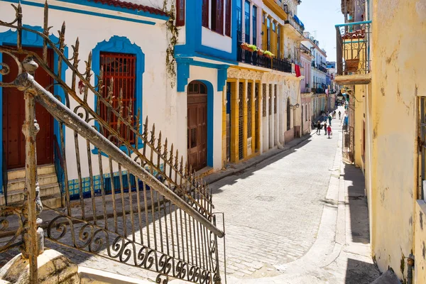 Scena Strada Con Edifici Colorati Nella Vecchia Avana Coloniale — Foto Stock