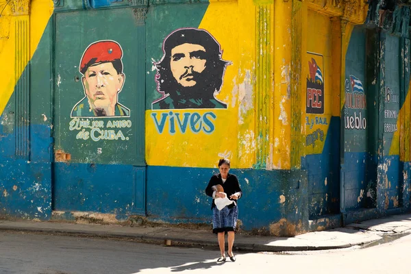 Старуха Идет Рядом Стеной Гаване Нарисованной Лицами Гевары Уго Чавеса — стоковое фото