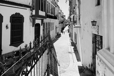 Eski Havana'da siyah beyaz sokak sahnesi