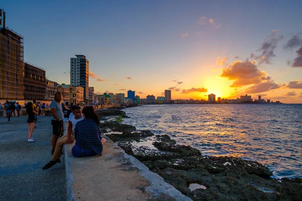 Emberek Ülő Malecon Seawall Havanna Során Egy Gyönyörű Naplemente Kilátás — Stock Fotó