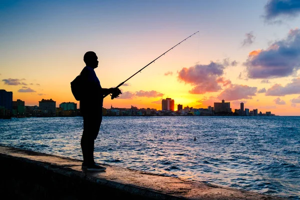 Silueta Hombre Pescando Bahía Habana Atardecer Con Vista Horizonte Ciudad — Foto de Stock