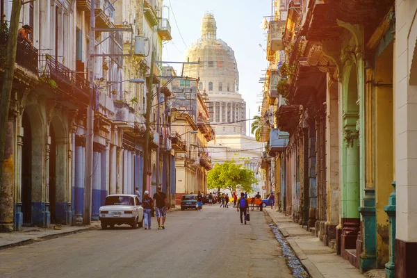 Rua Colorida Havana Velha Pôr Sol Com Edifício Capitólio Fundo — Fotografia de Stock