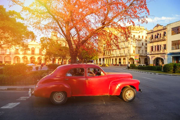 Escena Urbana Con Coche Clásico Rojo Atardecer Habana —  Fotos de Stock