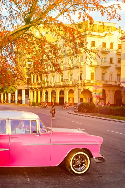 Escena Urbana Con Coche Clásico Rosa Atardecer Habana — Foto de Stock