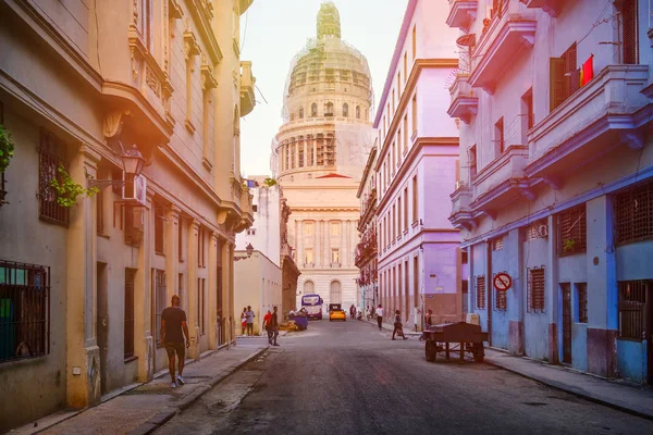 Strada Colorată Din Havana Veche Apus Soare Clădirea Capitoliului Fundal — Fotografie, imagine de stoc