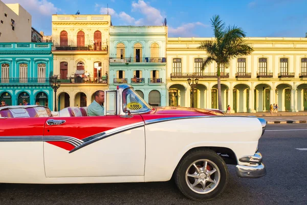 Carro conversível clássico e velhos edifícios coloridos no centro de Havana — Fotografia de Stock
