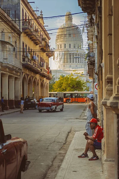 Straßenszene in Havanna mit alten Gebäuden und der Hauptstadt — Stockfoto