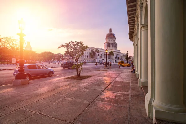 Escena urbana en La Habana con el Capitolio al atardecer — Foto de Stock