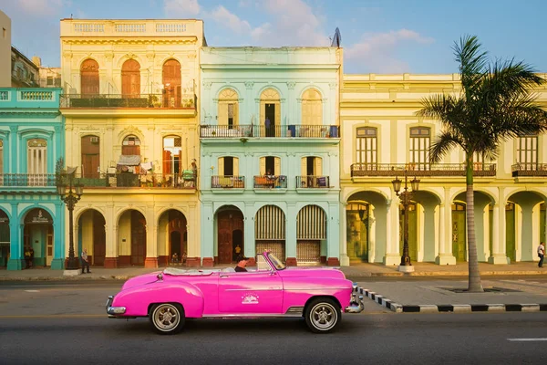 Růžový kabriolet auto a barevné budovy v Havaně — Stock fotografie