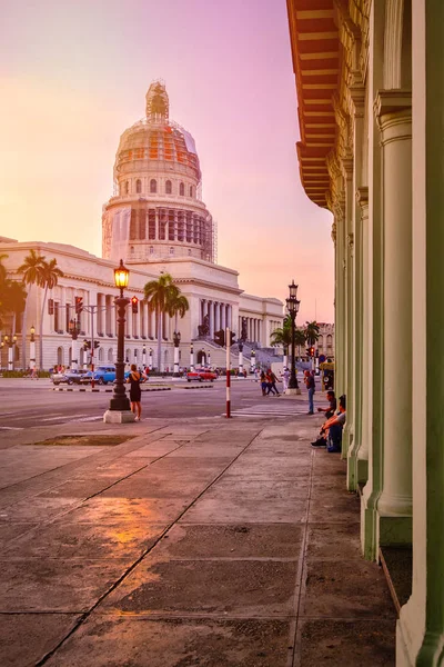 Cena urbana em Havana com o Capitólio ao pôr do sol — Fotografia de Stock