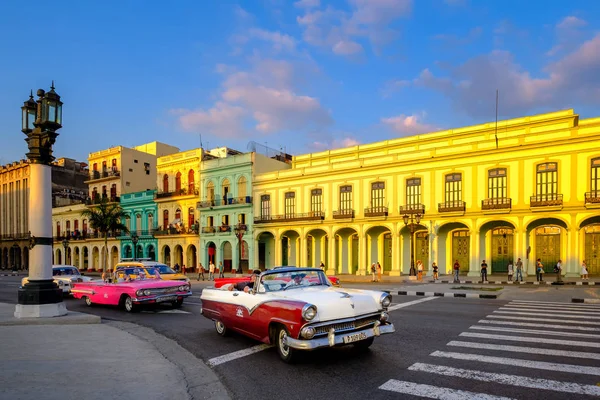 Klasszikus autók és színes épületek Havanna belvárosában — Stock Fotó