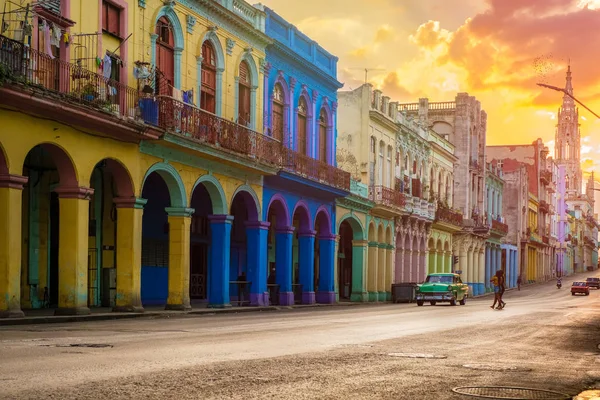 Oldtimer en kleurrijke gebouwen in Havana bij zonsondergang — Stockfoto