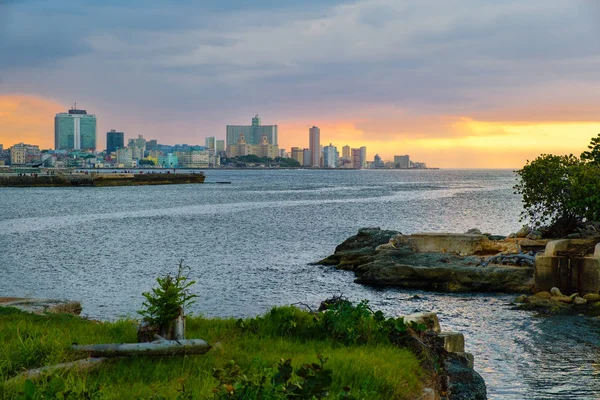 A cidade de Havana ao pôr do sol — Fotografia de Stock