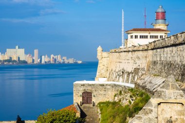 El Morro Kalesi ve Havana manzarası bir yaz gününde
