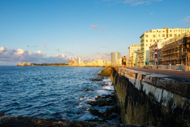 Havana manzarası ve gün batımında El Morro Kalesi