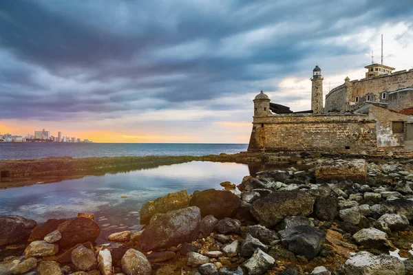 El castillo de El Morro y el horizonte habanero al atardecer — Foto de Stock