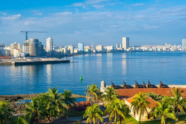 De skyline van Havana op een zomerdag — Stockfoto