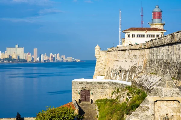 O castelo de El Morro e o horizonte de Havana em um dia de verão — Fotografia de Stock