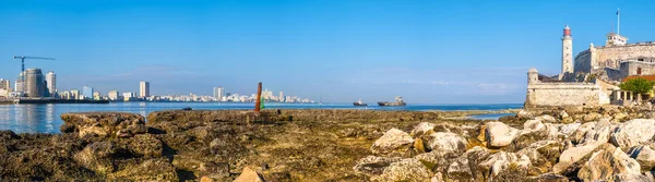 O castelo de El Morro e o horizonte de Havana em um dia de verão — Fotografia de Stock
