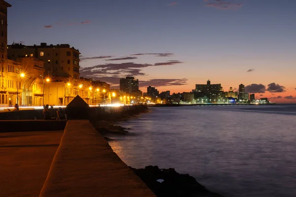 O horizonte à beira-mar de Havana iluminado à noite — Fotografia de Stock